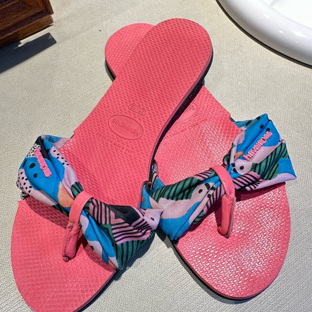 Havaianas Pink Sandals with Vibrant Bow Design